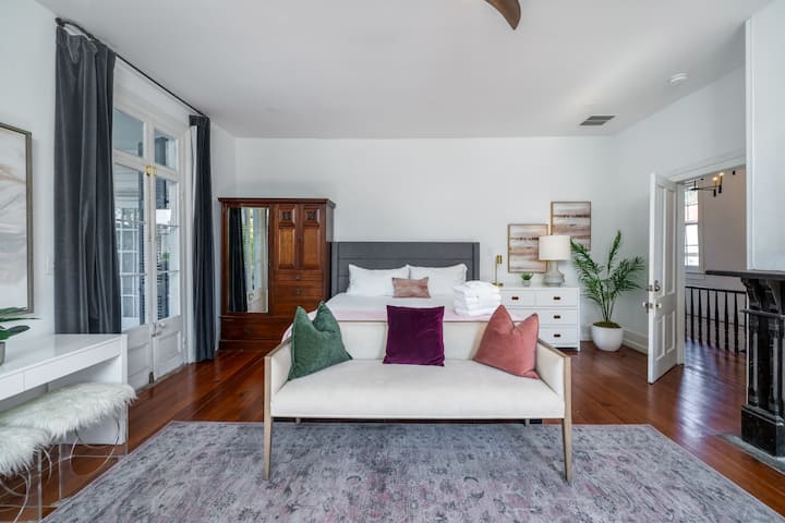 Spálňa 2 - 2. poschodie s manželskou posteľou Murphy Bed - jednotka A