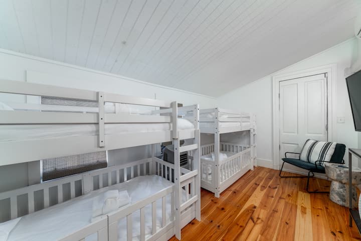 Spálňa 8 - poschodová izba na 2. poschodí - jednotka B