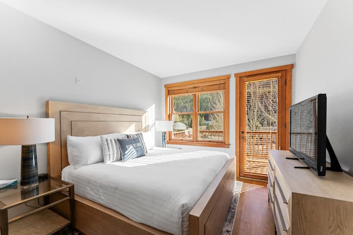 Ძირითადი საძინებელი, რომელიც გთავაზობთ დიდი ზომის საწოლს, ბრტყელეკრანიან ტელევიზორს, ცალკე სააბაზანოს და ცალკე შესასვლელს აივანზე. 