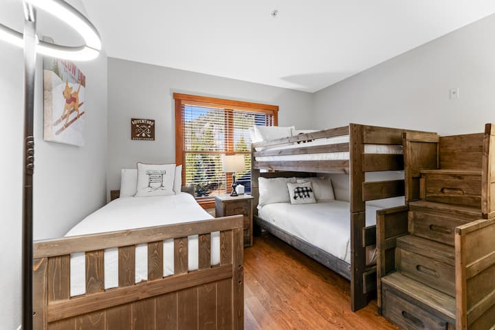 Სტუმრების საძინებელი ორადგილიანი ორსართულიანი საწოლით და კიდევ ერთი ორადგილიანი საწოლით. 