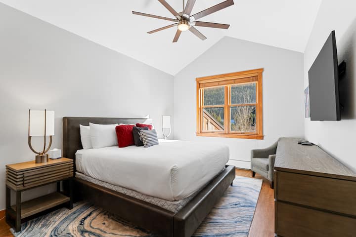 Ძირითადი საძინებელი, რომელიც გთავაზობთ დიდი ზომის საწოლს, ბრტყელეკრანიან ტელევიზორს, ჭერის ვენტილატორს და ფლიგელის სააბაზანოს. 