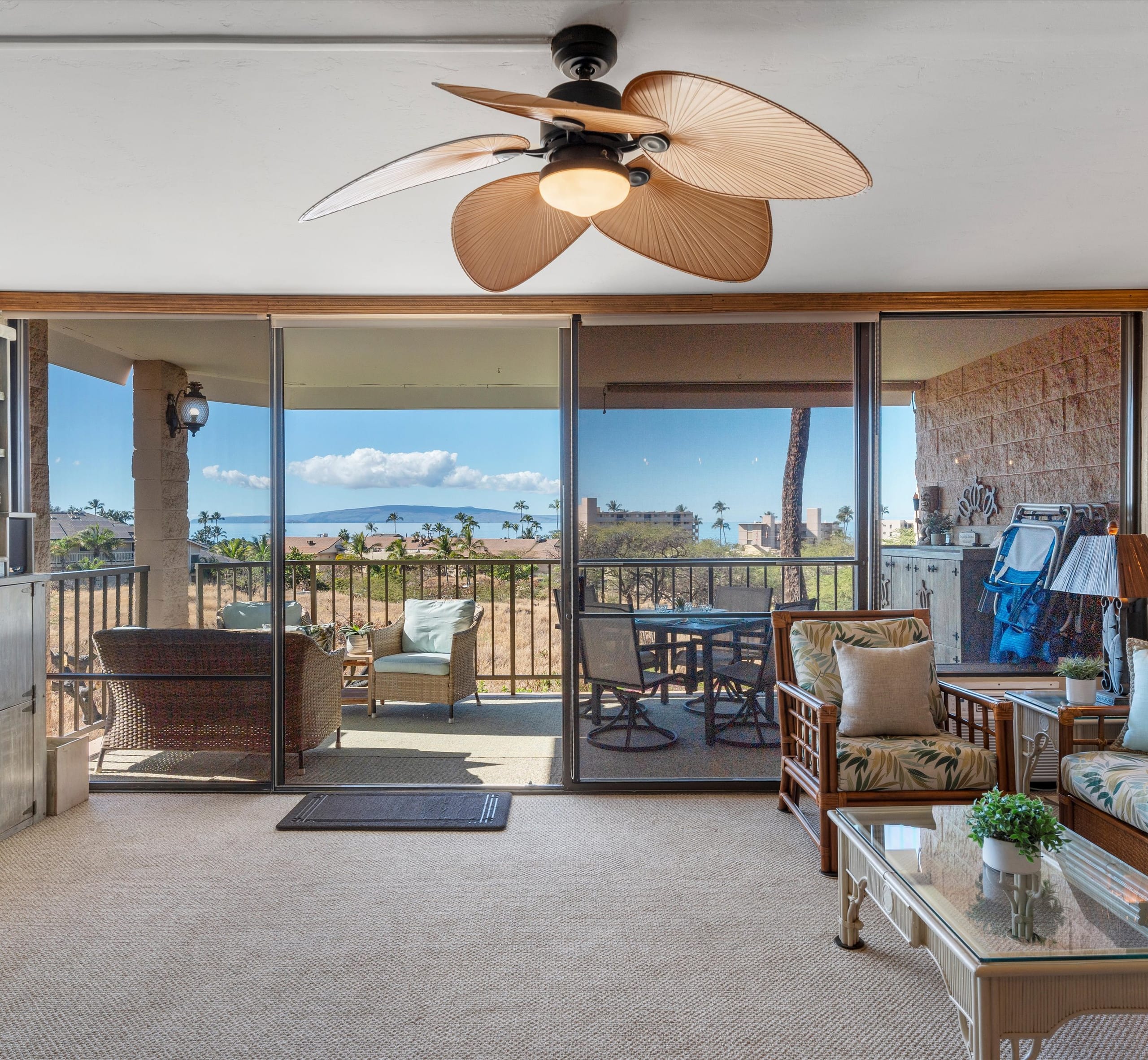 Oceanview condo w/ pool and beach access - Image 12
