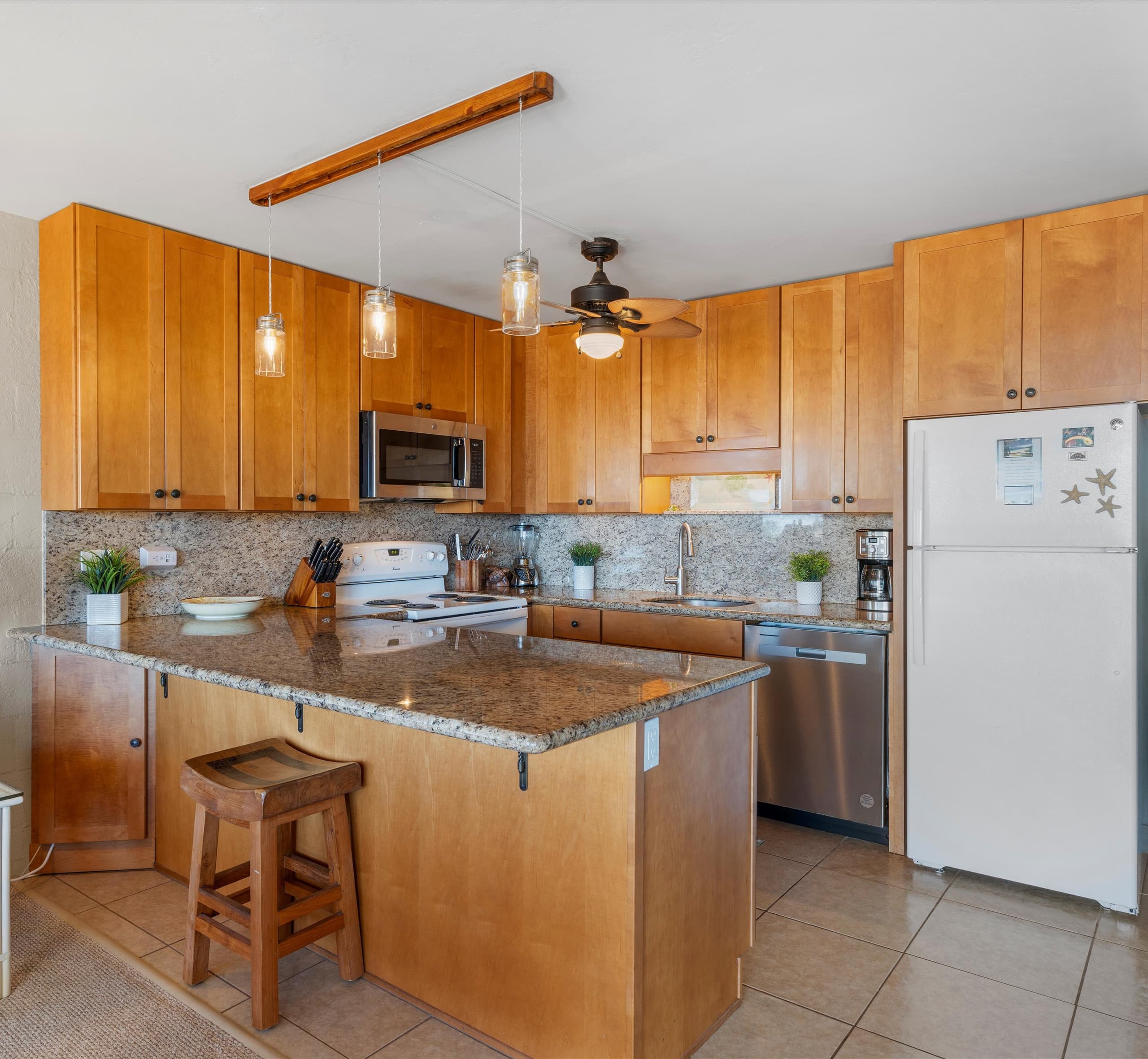Oceanview condo w/ pool and beach access - Image 4