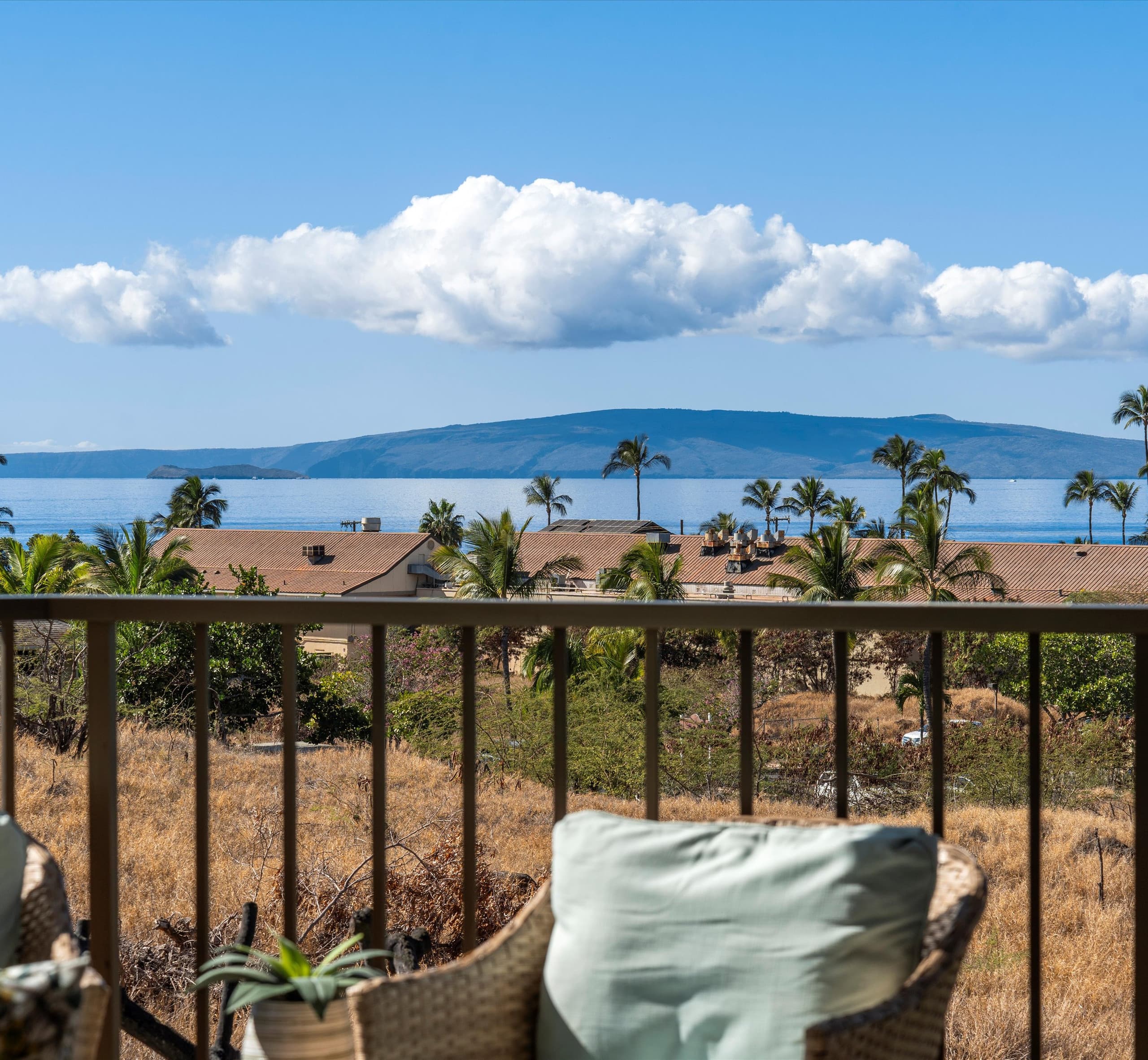 Oceanview condo w/ pool and beach access - Image 1