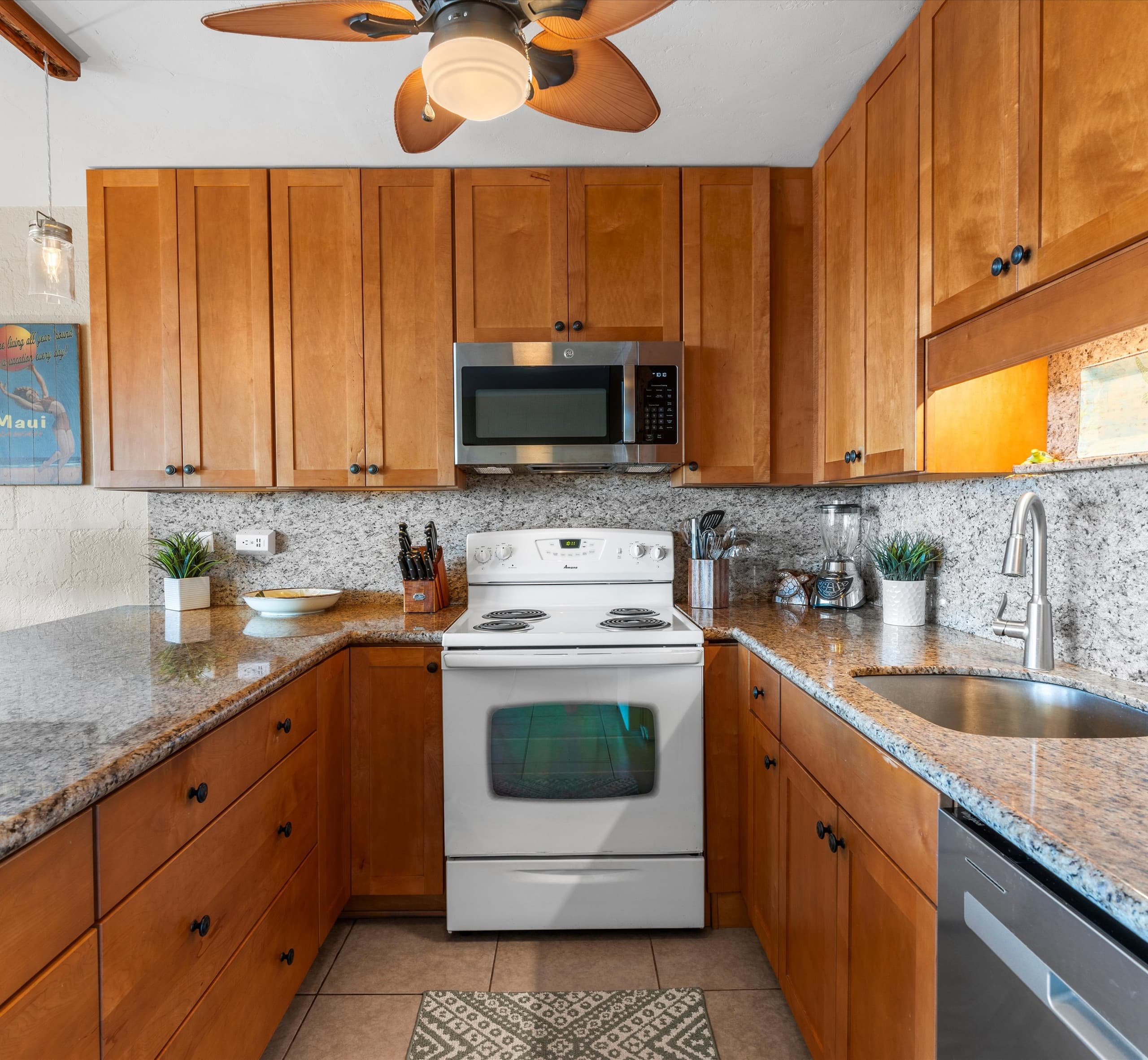 Oceanview condo w/ pool and beach access - Image 22