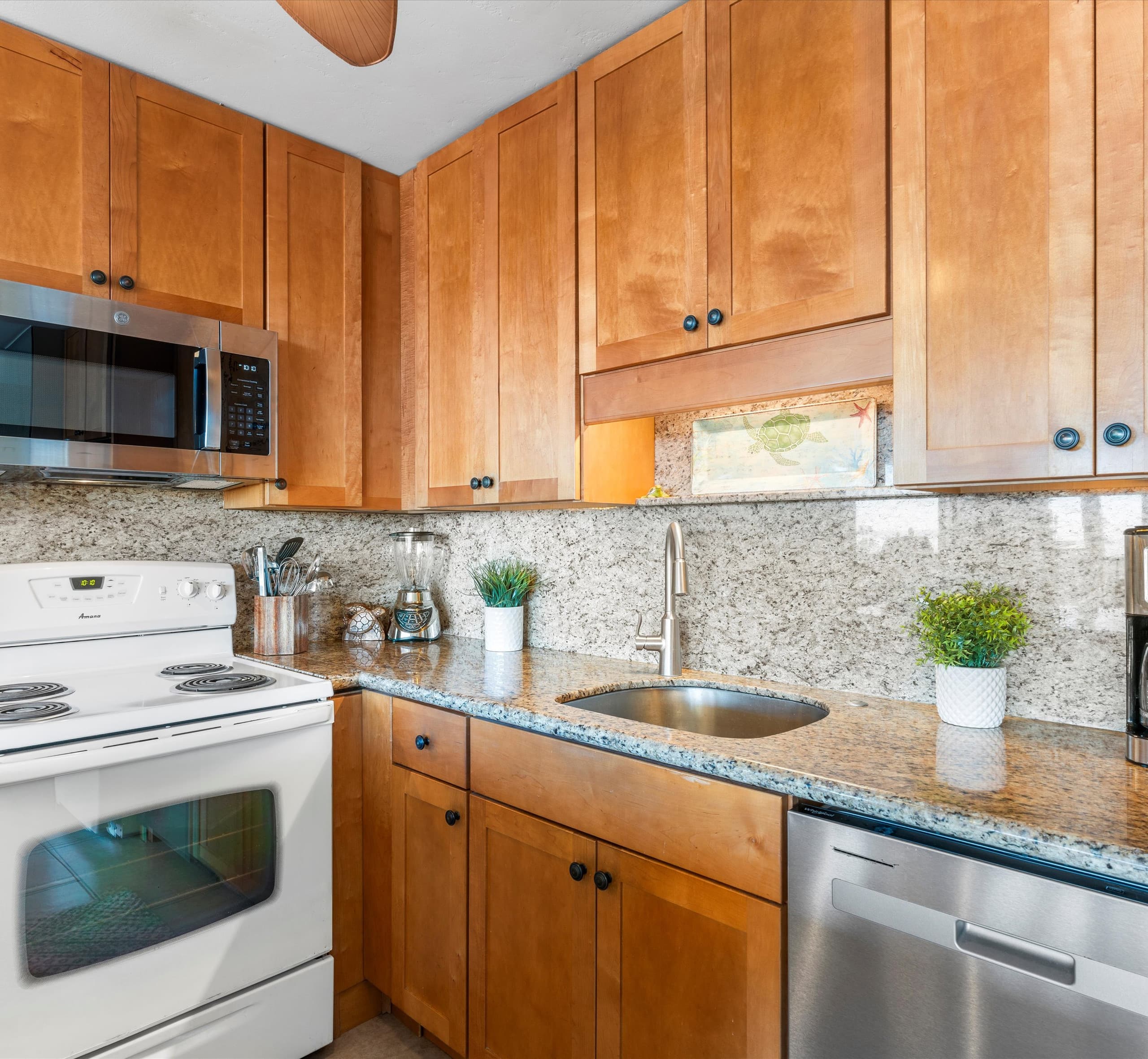 Oceanview condo w/ pool and beach access - Image 21