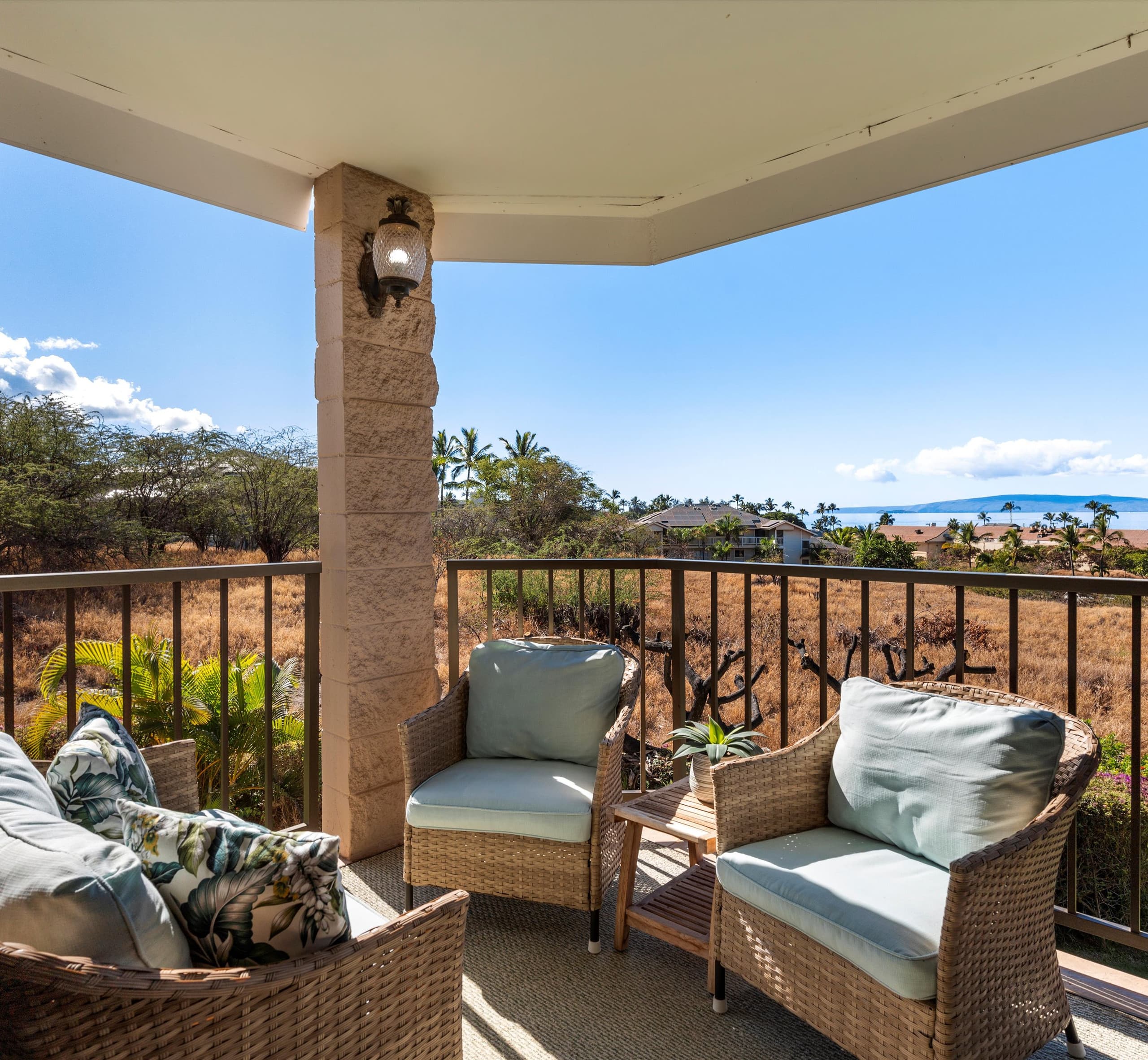 Oceanview condo w/ pool and beach access - Image 7
