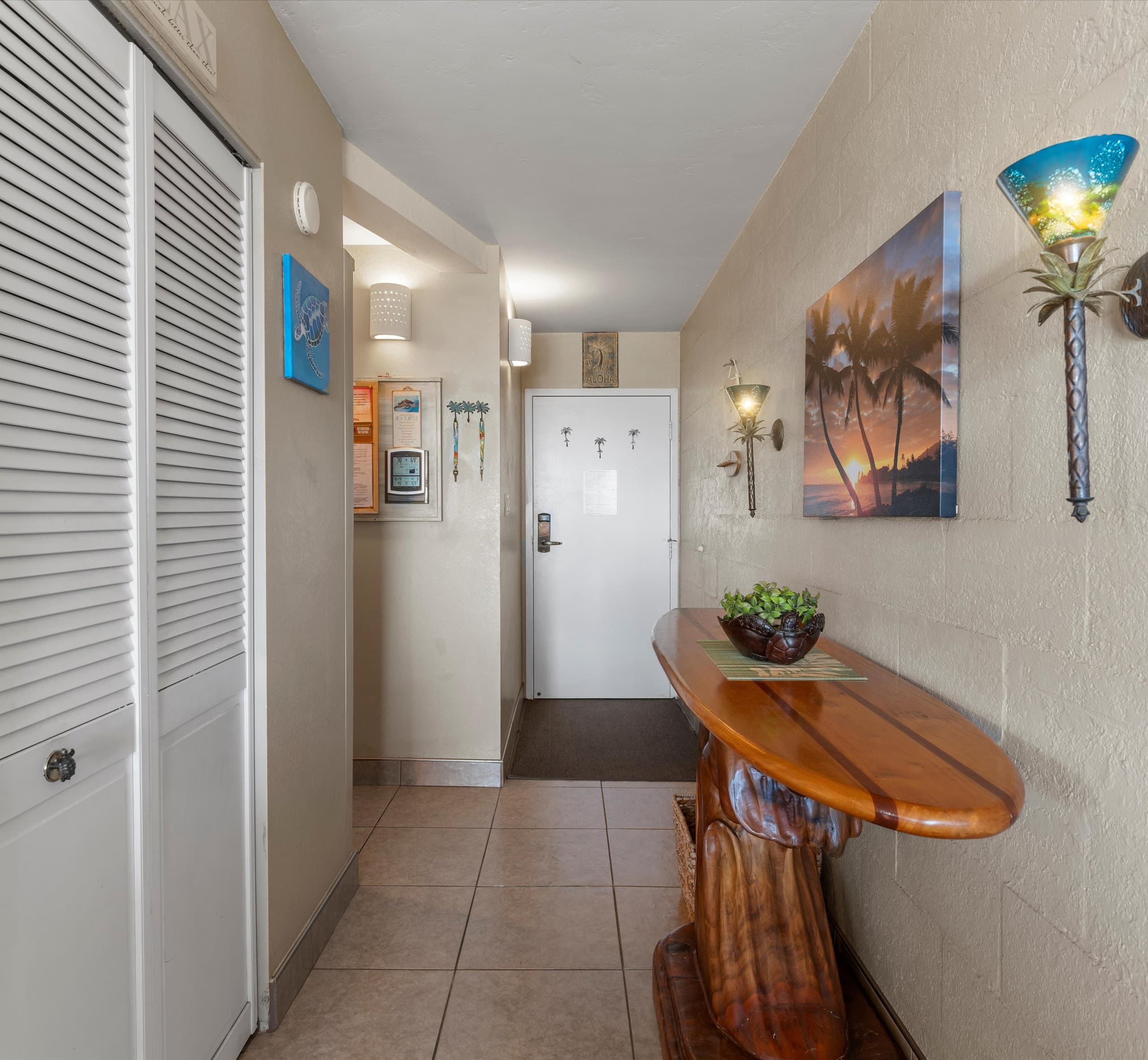 Oceanview condo w/ pool and beach access - Image 27
