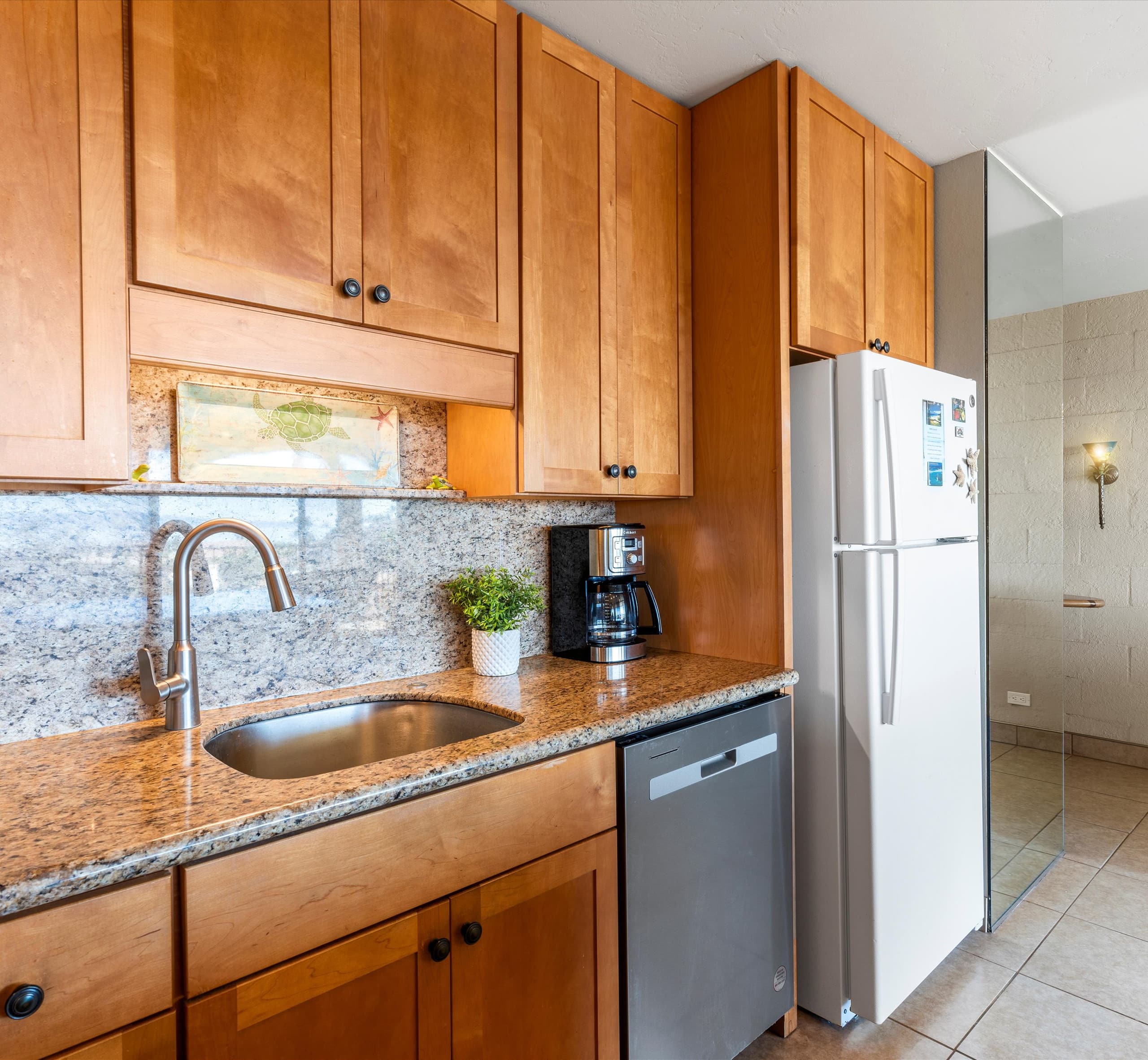 Oceanview condo w/ pool and beach access - Image 23
