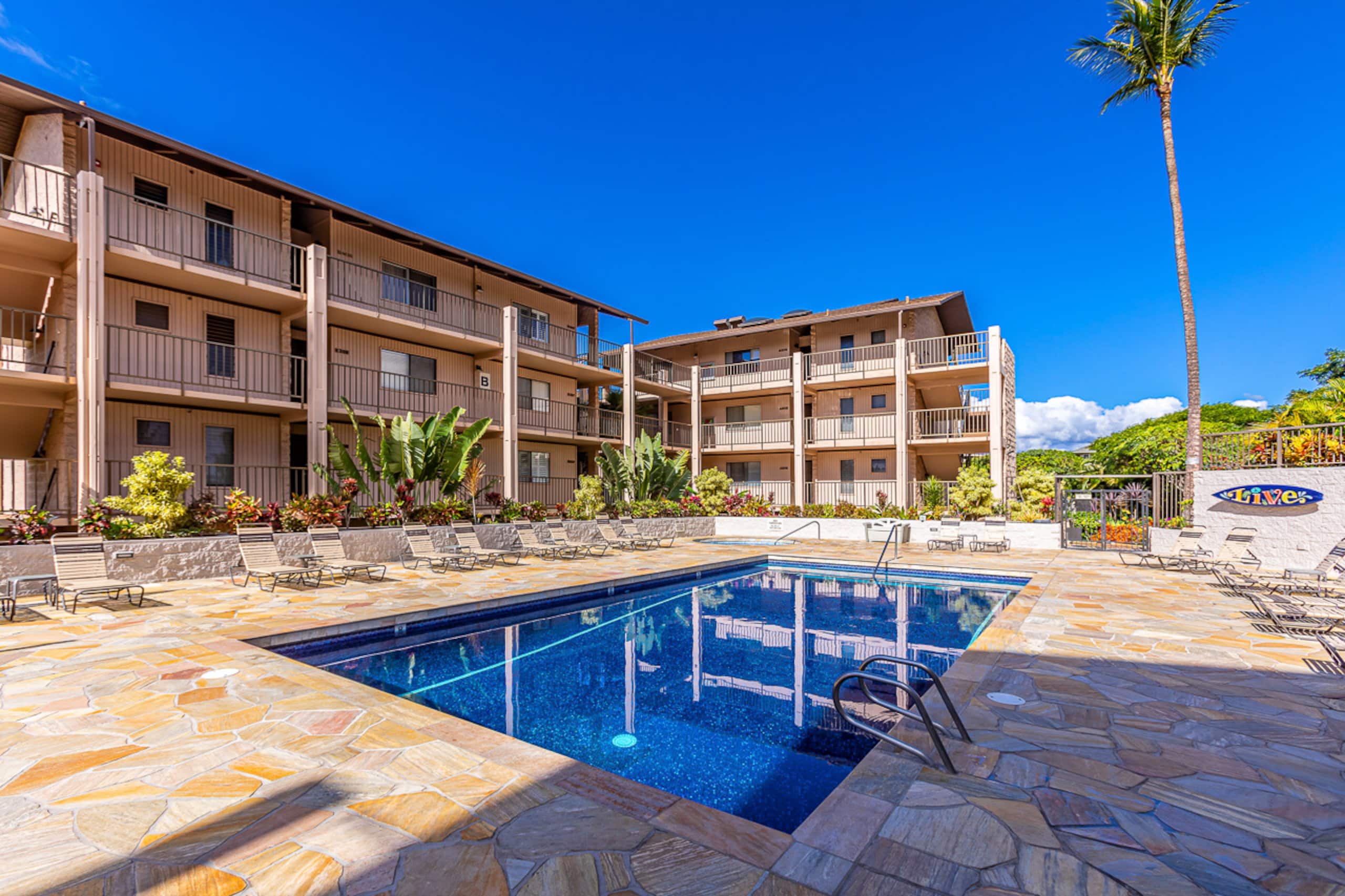 Oceanview condo w/ pool and beach access - Image 35