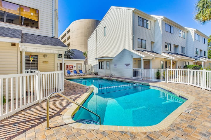 Walk To Ocean: Myrtle Beach Townhome W/ Patio - Myrtle Beach, SC