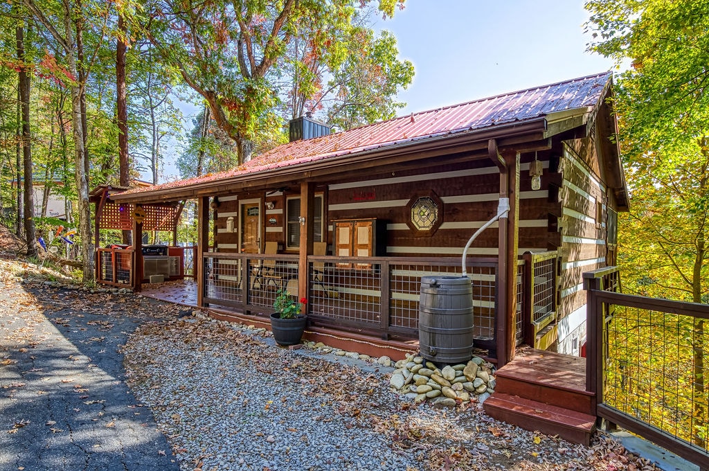 Timber Hideaway, Free Tickets, Hot Tub, WIFI!