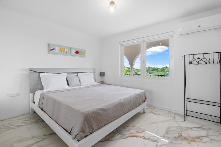 Un espacio luminoso y espacioso perfecto para despertarse renovado.