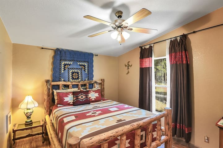 Dhoma e gjumit 2: Krevat dopio "queen" me një ambient të ngrohtë dhe ftues.