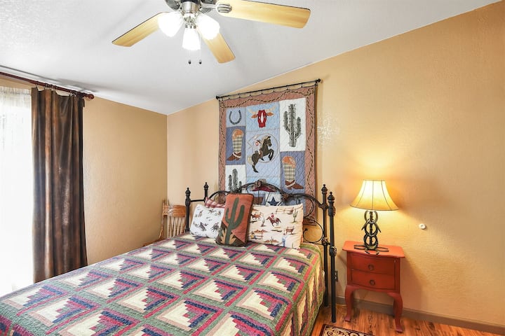 Dhoma e gjumit 3: Konfigurimi i krevatit dhe dyshekut me ajër me madhësi dopio "queen" për alternativat fleksibël të fjet