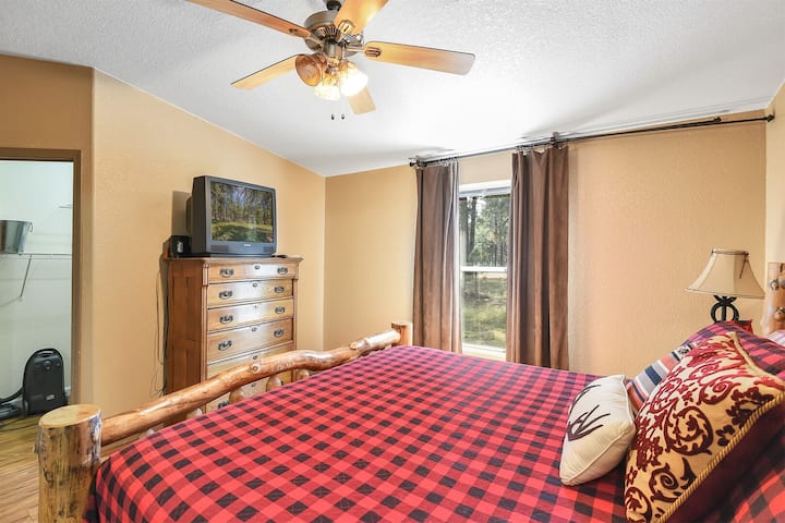 Dhoma kryesore e gjumit: Krevat i rehatshëm me madhësi king, depo gardërobash dhe orendi të rehatshme.