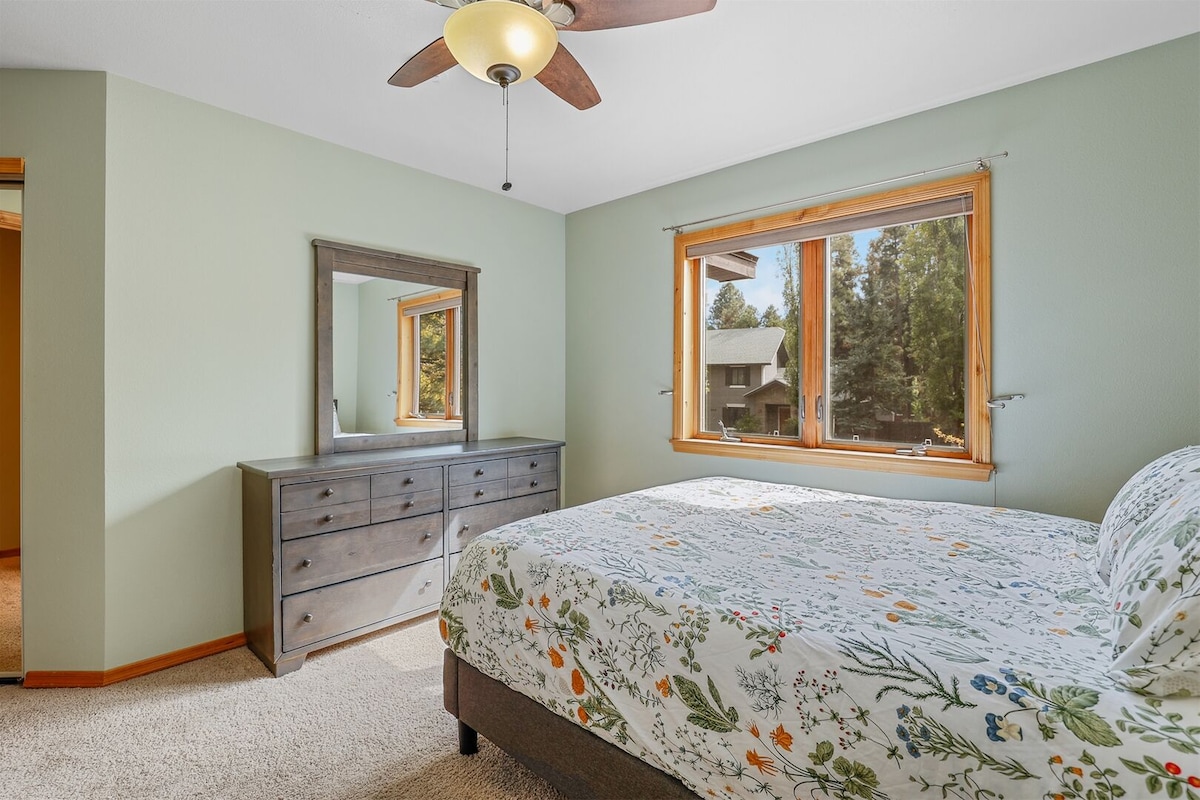 СПАЛНА СОБА 2: брачен кревет (широк 150-179 см) со стилски, простран дизајн и складиште за облека.