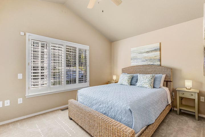 Dormitorio de invitados 2 - Nivel principal: cama tamaño queen con acceso a un baño en el pasillo.