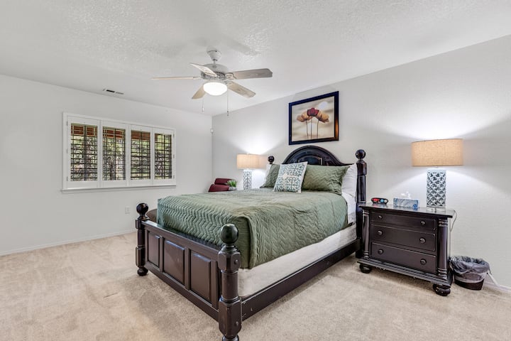 Dormitorio de invitados 3 - Nivel inferior: cama tamaño queen con una acogedora tumbona.