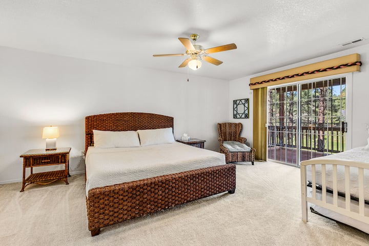 Dormitorio de invitados 5: cama tamaño king con cama nido individual, acceso privado a la terraza y baño adjunto Jack-and-Jill.