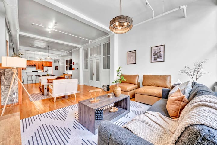 Breng quality time door met familie of vrienden in deze stijlvolle en gastvrije leefruimte, perfect om te ontspannen en te kletsen na een lange dag vol met het verkennen van Cleveland!