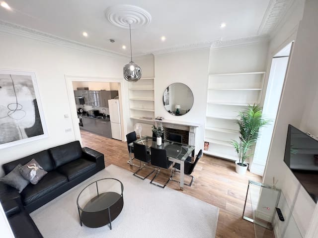 Large 3 Bed / 3 Bath Apartment- Central London