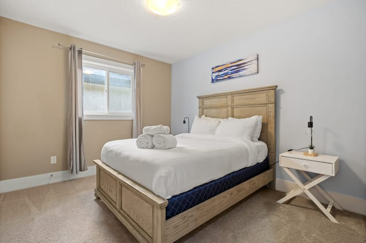 Pohodlne sa uvoľnite s našou pohodlnou posteľou, ktorá je vybavená čerstvou plyšovou posteľnou bielizňou a zvýraznená modernými stmievateľnými nočnými lampami.