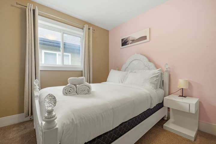 Pohodlne sa uvoľnite s našou pohodlnou posteľou, ktorá je vybavená čerstvou plyšovou posteľnou bielizňou a zvýraznená modernými stmievateľnými nočnými lampami.