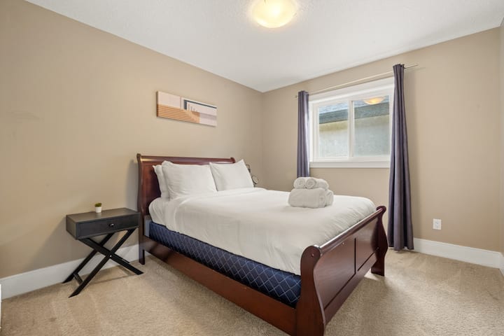 Pohodlne sa uvoľnite s našou pohodlnou posteľou, ktorá je vybavená čerstvou plyšovou posteľnou bielizňou a zvýraznená modernými stmievateľnými nočnými lampami.