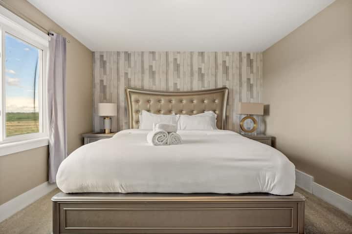 Luxusná manželská posteľ King, veľká šatníková skriňa a vlastná kúpeľňa v apartmáne