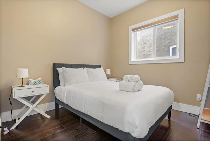 Nechajte sa pohodlne unášať našou pohodlnou posteľou na hlavnom poschodí, ktorá je vybavená čerstvou plyšovou posteľnou bielizňou a zvýraznená modernými stmievateľnými nočnými lampami.