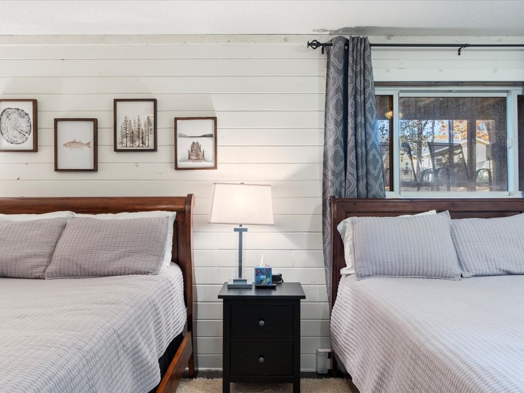 Slaapkamer 2: tweepersoonskamer met queensize bed (beneden)