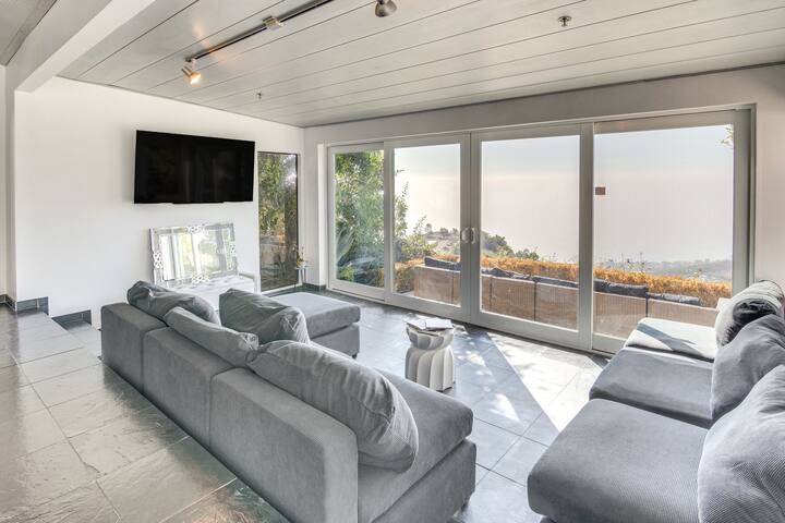 Pool, Spa & Ocean Views – Modern Home in Malibu! gallery image 4