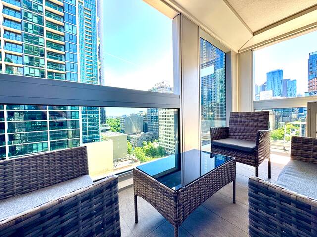 Central City Escape: Skyline Views, Pool & Carpark gallery image 4