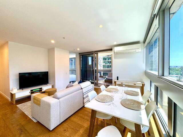 Central City Escape: Skyline Views, Pool & Carpark gallery image 5