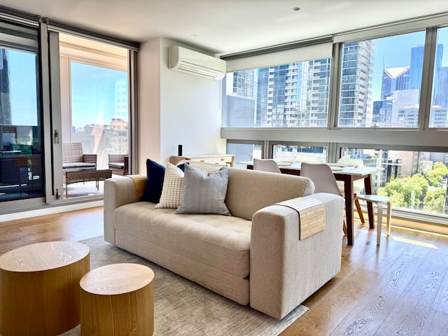 Central City Escape: Skyline Views, Pool & Carpark