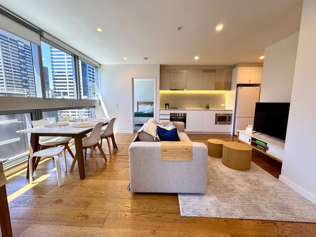 Central City Escape: Skyline Views, Pool & Carpark