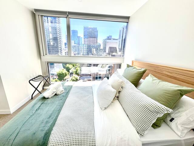 Central City Escape: Skyline Views, Pool & Carpark gallery image 3