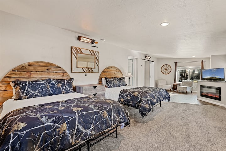 למטה - חדר שינה ראשי 2 - 2 מיטות קווין, חדר רחצה צמוד, אח חשמלית וטלוויזיה חכמה גדולה ושפע של מקום להירגע