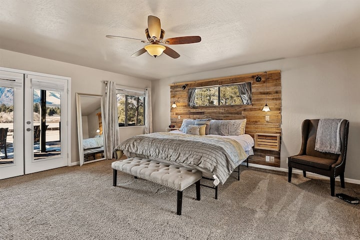 קומה 1 - חדר שינה ראשי 1: מיטת קינג, חדר רחצה פרטי, מרפסת עם נוף מדהים להרים, אח חשמלית ופינת עבודה ייעודית.