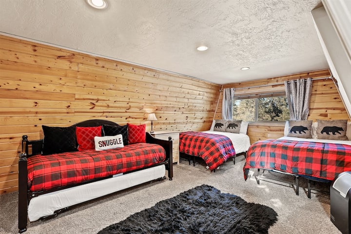 קומה עליונה - חדר קומתיים: 2 מיטות מלאות, מיטה זוגית ומיטת לופט זוגית - מושלם לילדים עם חדר רחצה ייעודי משלו