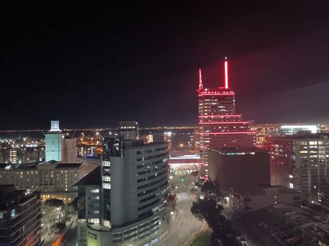 Prime Penthouse with Direct Harbour Views gallery image 3