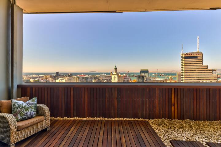 Prime Penthouse with Direct Harbour Views gallery image 5