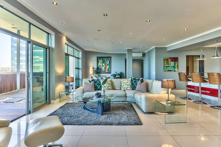 Prime Penthouse with Direct Harbour Views gallery image 4