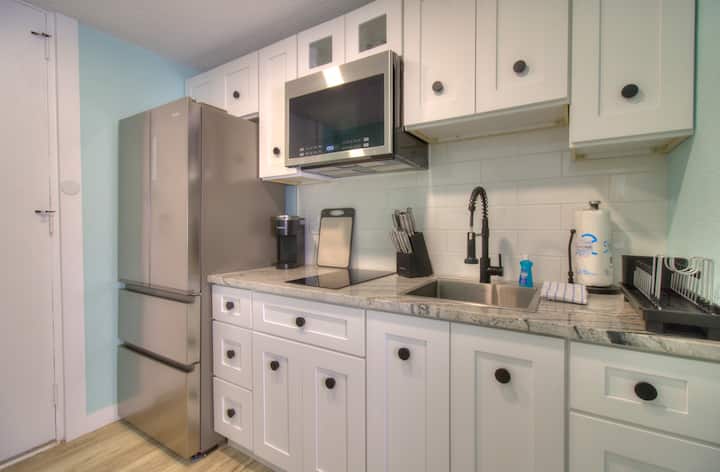 Modern 1br Condo W/ Pool View | Steps To Beach - South Carolina