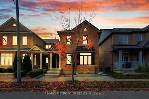 Popular Airbnb listing: 3 bed 3 bath luxury home in Markham in Greensborough