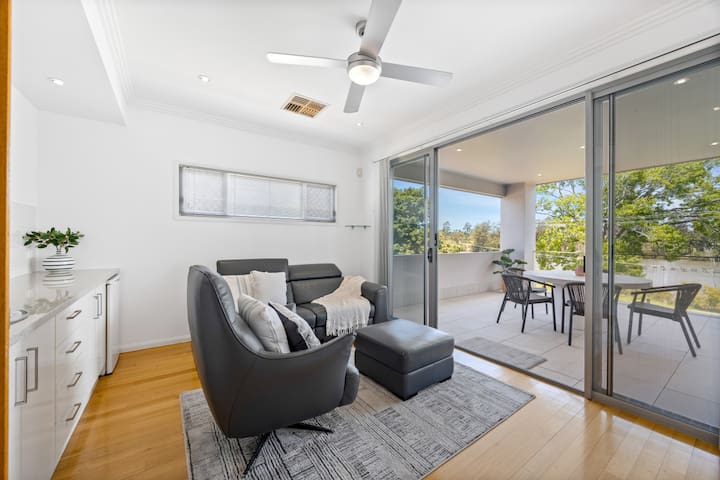 Modern Luxury Riverfront Retreat gallery image 5