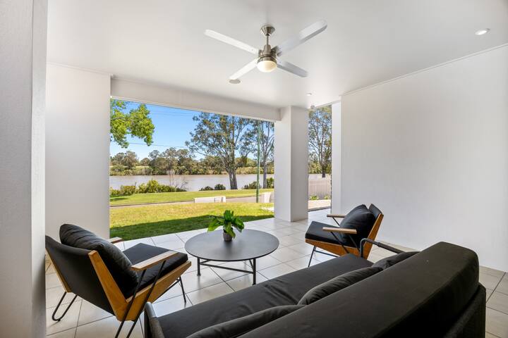 Modern Luxury Riverfront Retreat gallery image 4