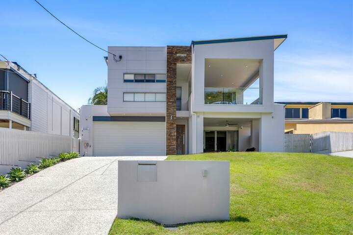 Modern Luxury Riverfront Retreat gallery image 2