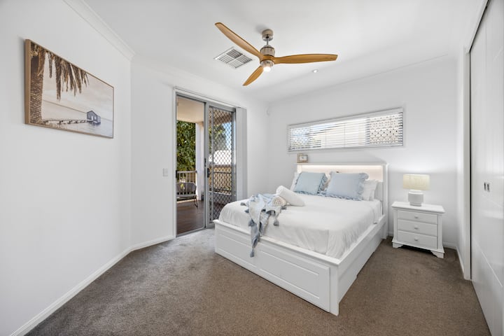 Priestranná spálňa (2.) s veľkou prechádzkou v župane